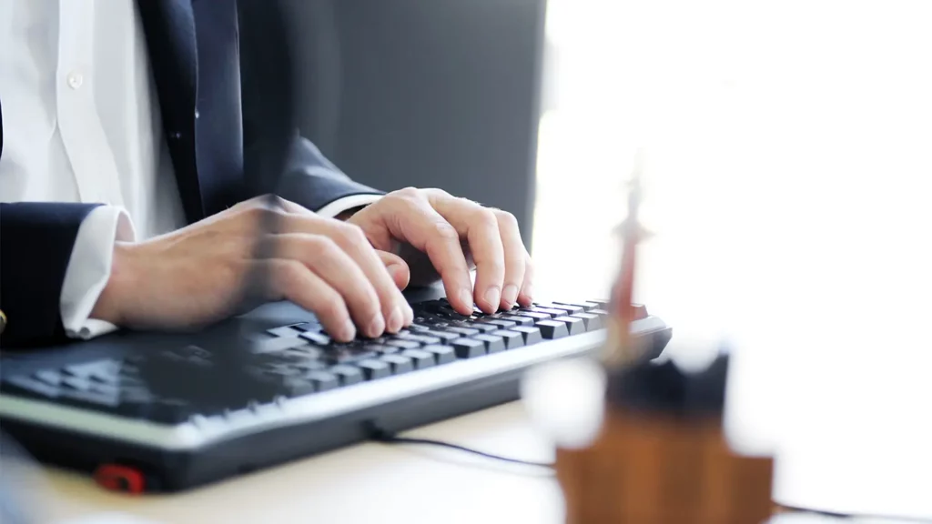 Patentanwalt Dr. Rolf Claessen benutzt eine Tastatur