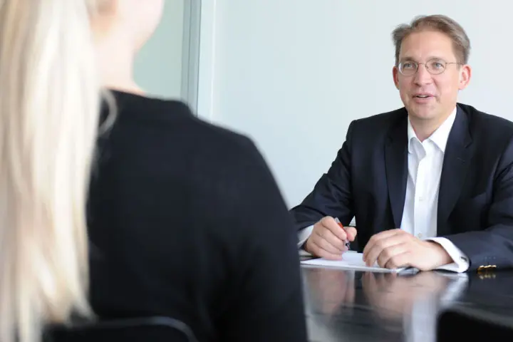 Patentanwalt Rolf Claessen im Beratungsgespräch