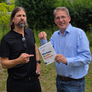 Max Claessen mit Rolf Claessen und dem Buch Marken. Recht. Einfach.